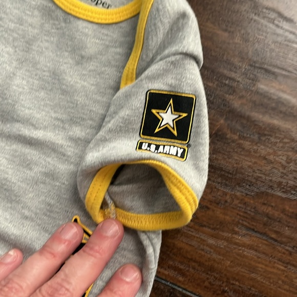 Set of 2 US Army onesies - Picture 6 of 7